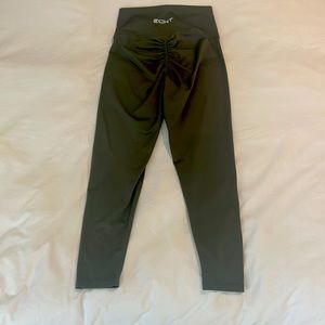 New without tags Echt scrunch butt pants size M